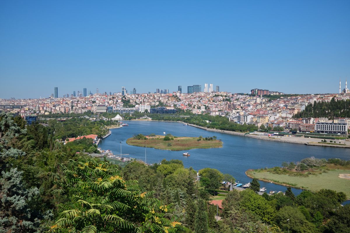 Bakırköy sahili ve kentsel siluet